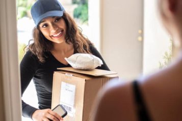 Fotos-Tracey-768×432 Woman with a cap smiling while delivering an order at a house